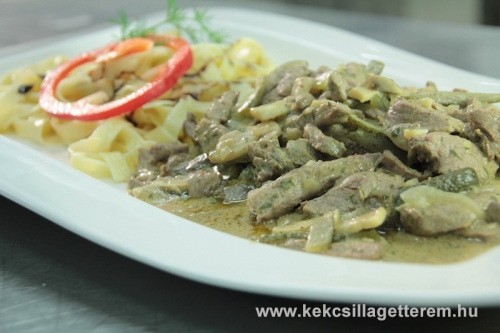 Stroganoff bélszín kapros ravioli tésztával